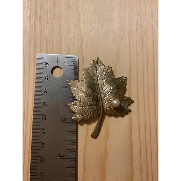 Vintage Sarah Coventry Gold Leaf Brooch With Faux Pearl Pin - Picture 3 of 5